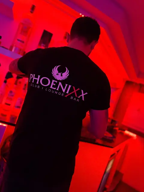 Hinter der Bar im PHOENIXX-Shirt