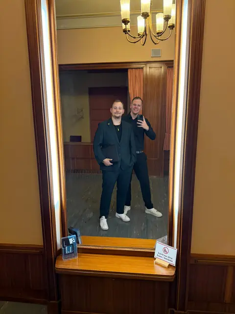 Julian und Justin im Spiegel
