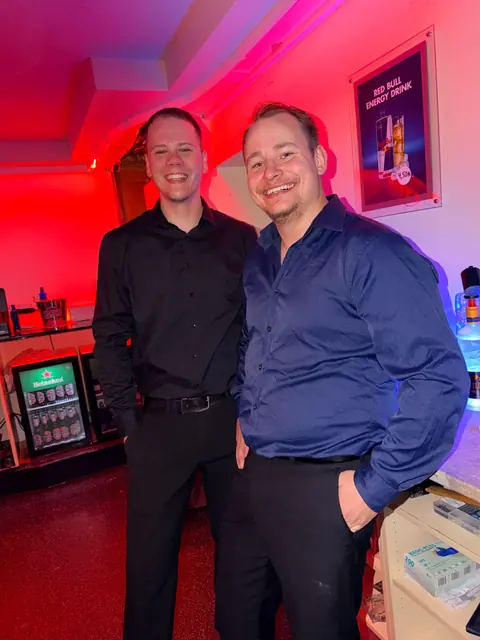 Julian und Justin an der Bar im PHOENIXX
